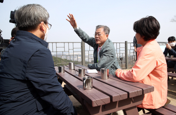 문재인 대통령과 부인 김정숙 여사가 5일 서울 북악산 청운대 쉼터에 도착해 참석자들과 커피를 마시며 휴식하고 있다.2022. 4. 5 박지환 기자