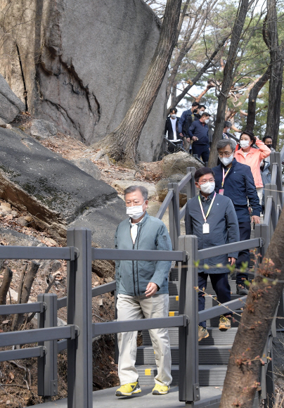 문재인 대통령과 부인 김정숙 여사가 5일 서울 북악산 남측탐방로를 통해 산행 하고 있다.2022. 4. 5 박지환 기자