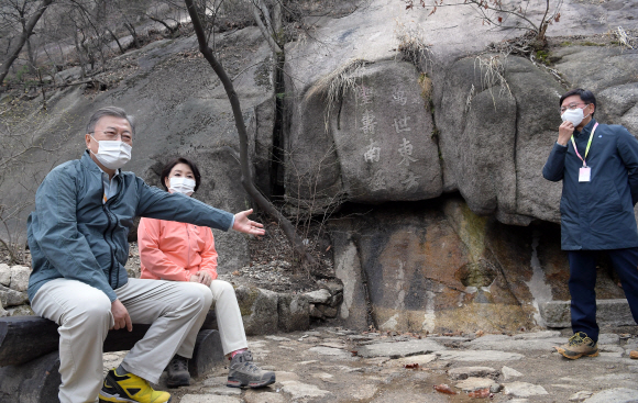 문재인 대통령과 부인 김정숙 여사가 5일 서울 북악산 만세동방에 도착해 김현모 문화재청장으로부터 설명을 듣고 있다. 2022. 4. 5 박지환 기자