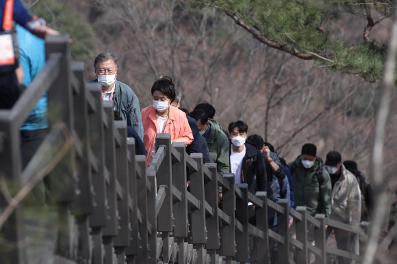 문재인 대통령과 부인 김정숙 여사가 5일 서울 북악산 남측탐방로를 통해 산행을 하고 있다.2022.4.5 박지환 기자