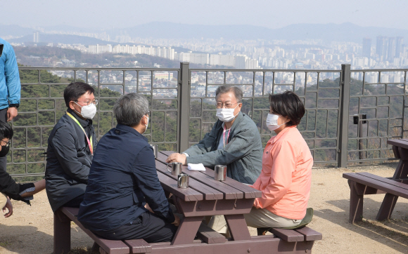 문재인 대통령과 부인 김정숙 여사가 5일 서울 북악산 청운대 쉼터에 도착해 참석자들과 커피를 마시며 휴식하고 있다.2022. 4. 5 박지환 기자