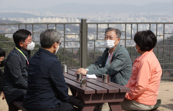 문재인 대통령과 부인 김정숙 여사가 5일 서울 북악산 청운대 쉼터에 도착해 참석자들과 커피를 마시며 휴식하고 있다.2022.4.5 박지환 기자