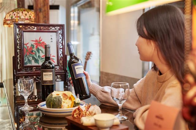롯데마트가 젊은 소비자들과의 접점을 넓히기 위해 서울 종로 동묘에 마련한 와인 팝업 레스토랑 ‘LAN × 830’. 이달 한 달간 운영한다. 롯데마트 제공