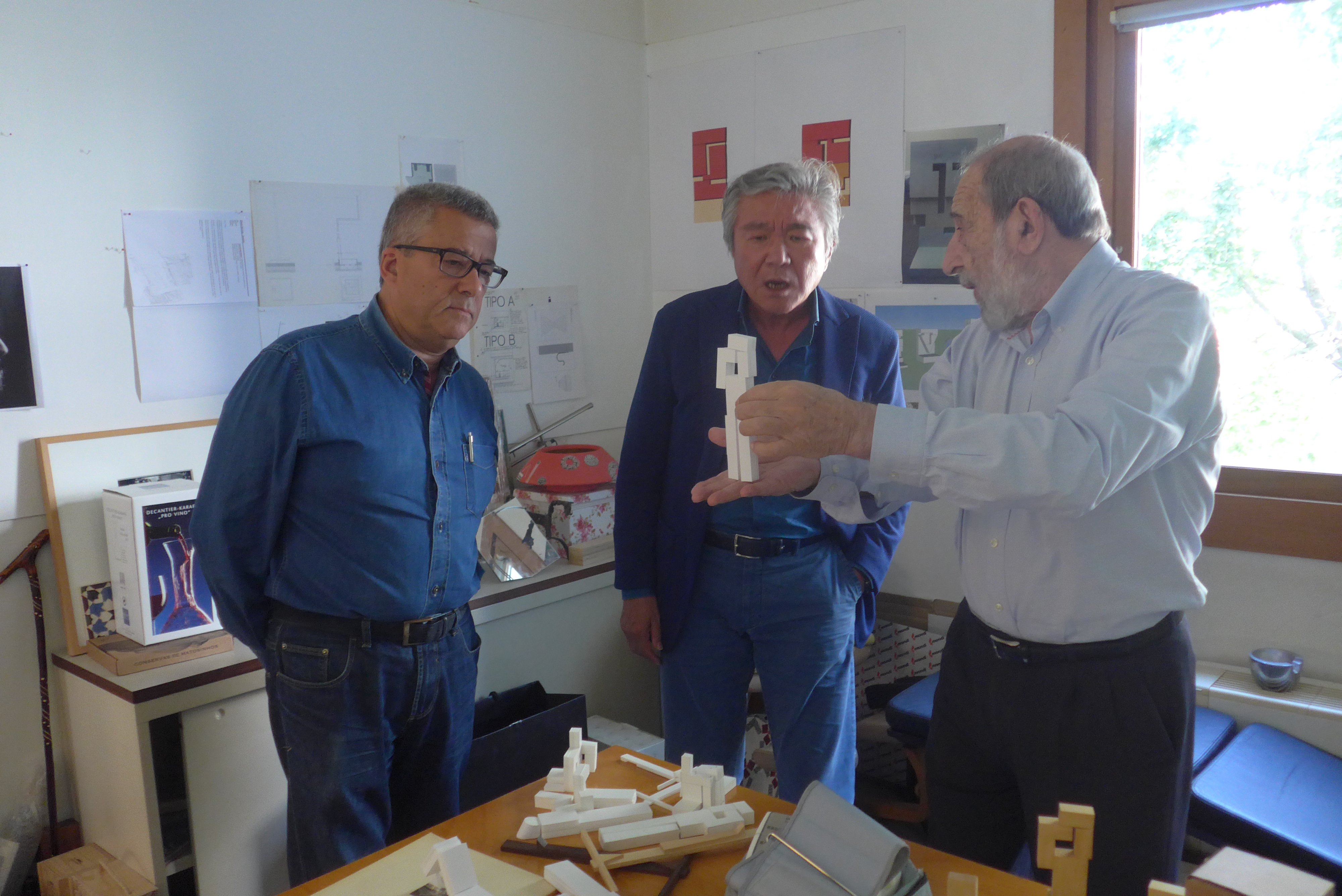 사유원 설립자인 유재성(가운데) 태창철강 회장과 포르투갈 건축가 알바로 시자(오른쪽). 사유원 제공
