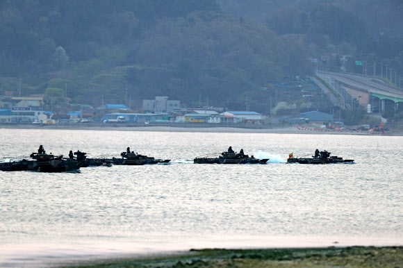 해안으로 돌격하는 장갑차