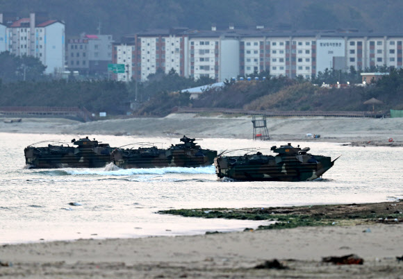 해안으로 돌격하는 장갑차