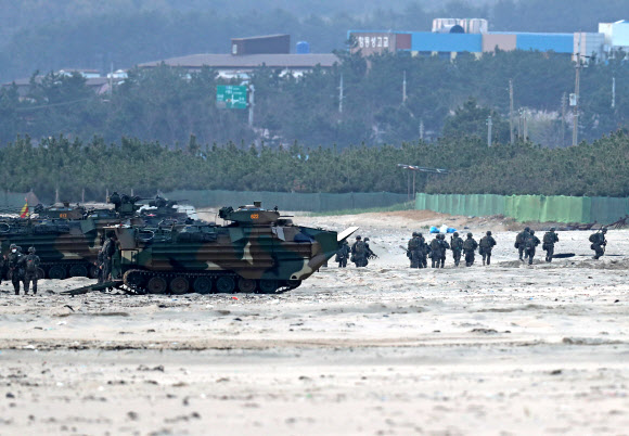 뛰어가는 해병대원