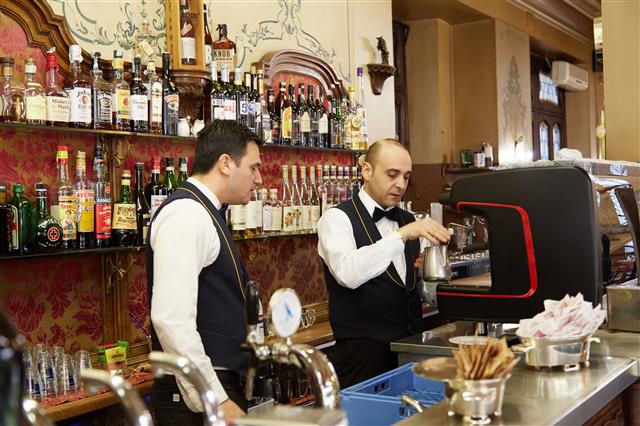 이탈리아의 거의 모든 바에선 커피와 함께 리큐어를 아페리티보 형태로 판매한다.