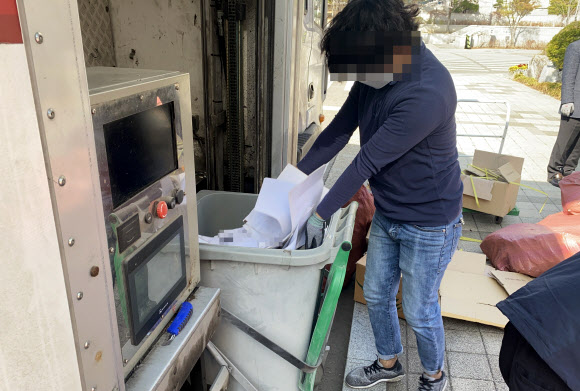 이전준비 시작한 국방부, 보안문서 파쇄부터..