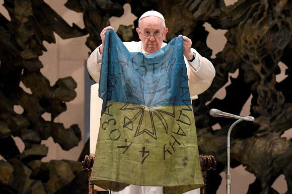 교황 “순교의 도시 부차에서 온 국기”