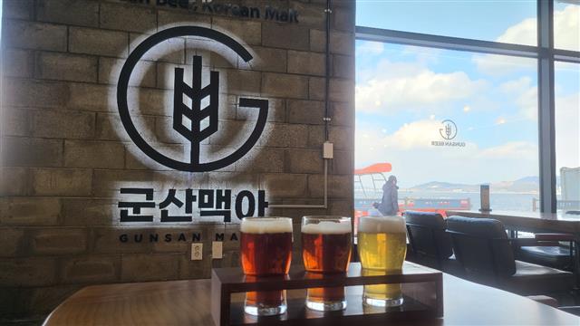 전북 군산시에서 재배된 맥아용 보리로 만든 맥주. 군산시 제공