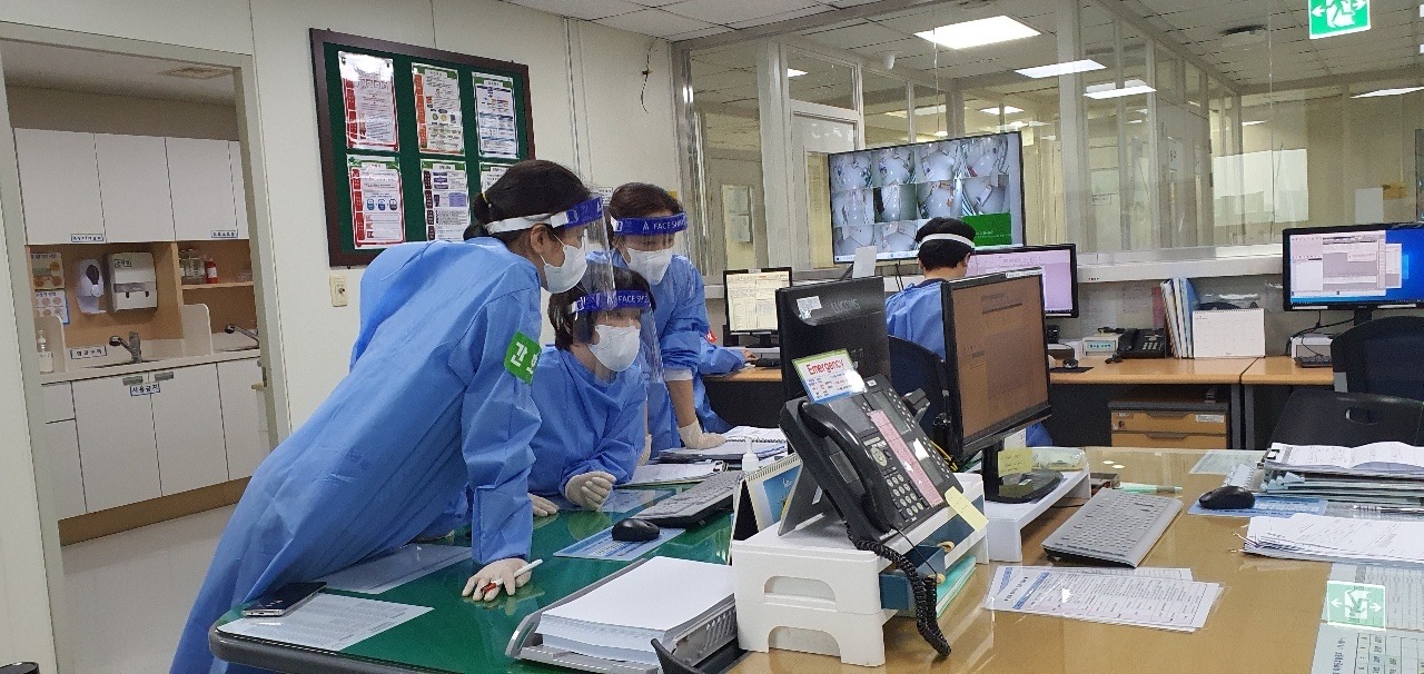 서울시 은평병원이 ‘정신질환자 대상 코로나19 전담 치료병동’을 개설하고 본격적인 치료에 나섰다. 사진은 병원 간호사실의 모습. 서울시 제공 