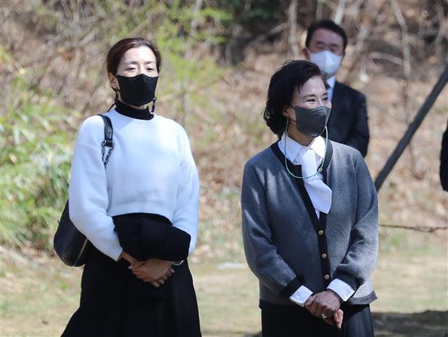 추모행사 마치고 나서는 한진 일가