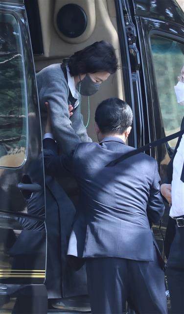 차량에서 내리는 이명희 전 이사장