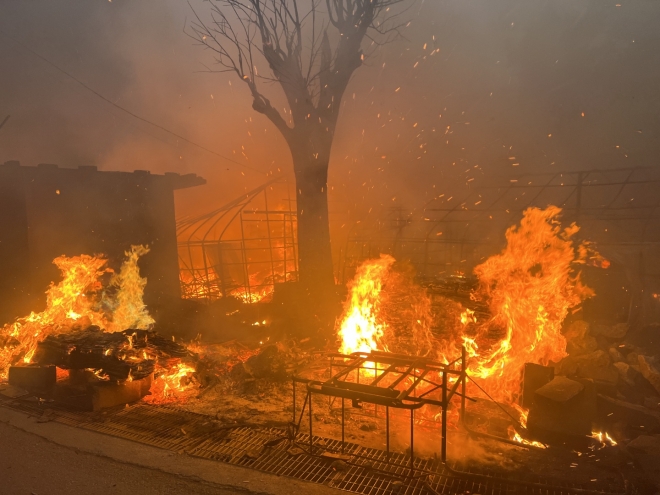 지난달 발생한 산불이 동해시의 한 마을을 집어삼키고 있다. 동해시 제공.
