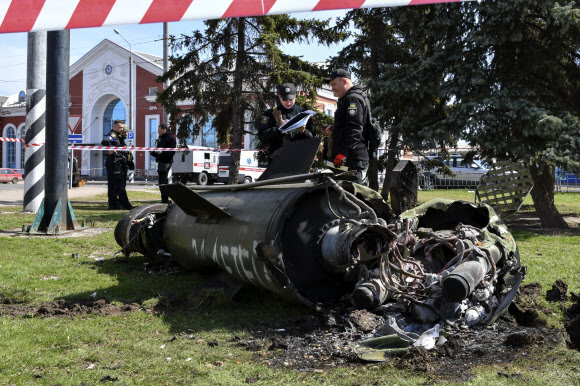 ‘러시아군 로켓 공격’ 30여명 사망자 발생한 우크라 철도역