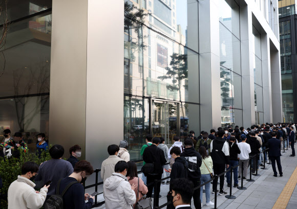‘애플 명동’ 입장 기다리는 고객들