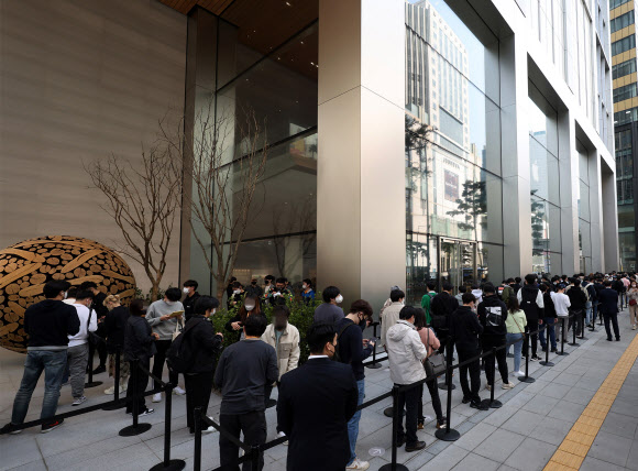 ‘애플 명동’ 입장 기다리는 고객들