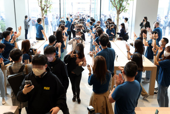 ‘애플 명동’ 고객 입장