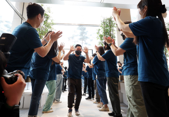 한국 최대규모 ‘애플 명동’ 개장