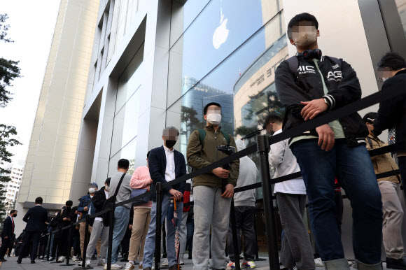 ‘애플 명동’ 입장 기다리는 고객들