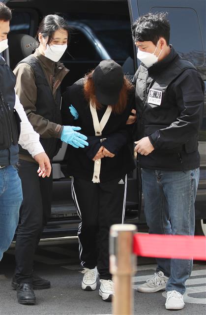 법원 도착한 생활고에 두 아들 살해한 엄마