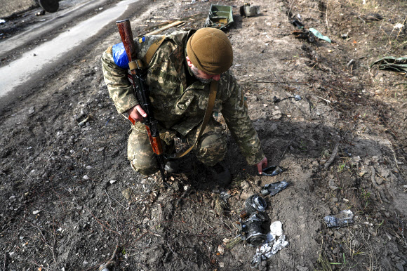 지난달 31일 마카리우로 향하는 길에서 우크라이나군과 러시아군의 교전 현장을 시찰하는 우크라이나 군인들. EPA연합뉴스