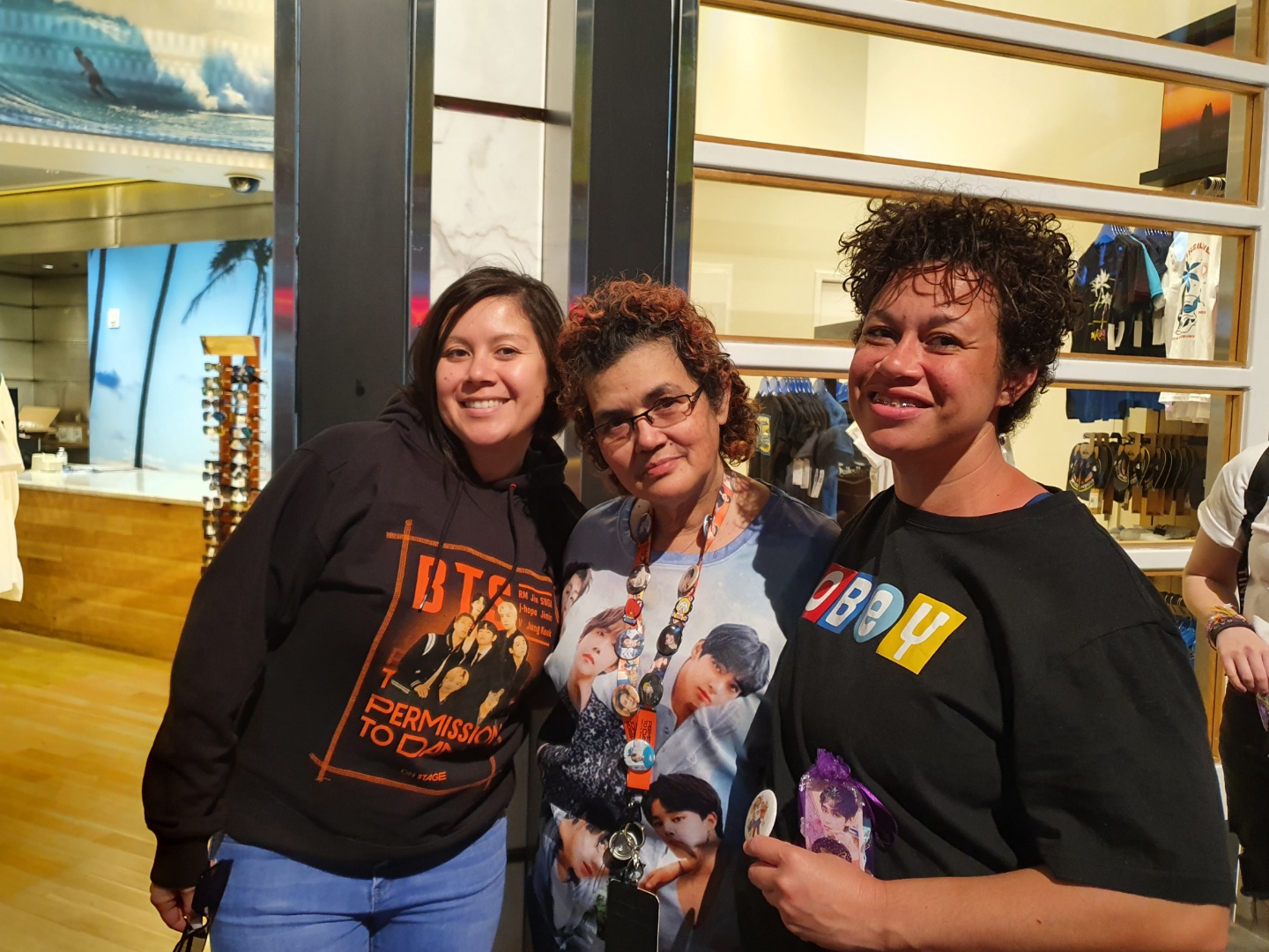 8일(현지시간) 그룹 방탄소년단(BTS)의 콘서트에 참석하기 위해 미국 라스베이거스를 찾은 줄리(왼쪽부터), 캐시, 레이라니가 환하게 웃고 있다. BTS가 그려진 티셔츠를 입고 있는 모습이 눈에 띈다.