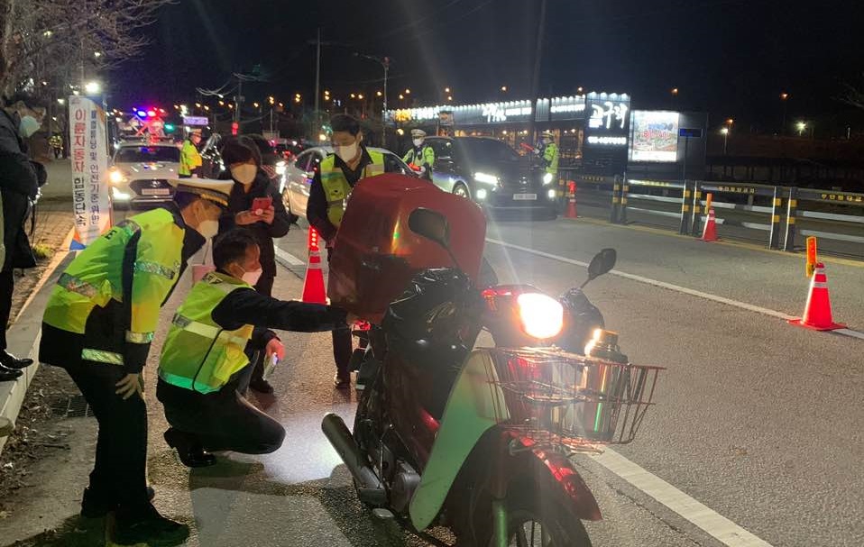 경기 남양주남부경찰서가 3월 31일 다산동 일대에서 음주운전 및 이륜차 불법개조 등 차량을 대상으로 합동단속을 벌이고 있다.(경찰 제공)