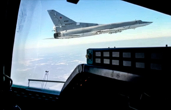 핵무기 탑재가 가능한 러시아의 Tu22M3 장거리 전략 폭격기 두 대가 지난 2월 5일(현지시간) 벨라루스 공군기와 합동 초계비행을 하고 있다. AP 연합뉴스