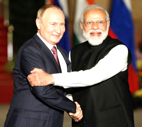 블라디미르 푸틴(왼쪽) 러시아 대통령과 나렌드라 모디 인도 총리가 지난해 12월 인도 뉴델리에서 만나 정상회담을 하기 전 악수를 나누고 있다. 뉴델리 로이터 연합뉴스