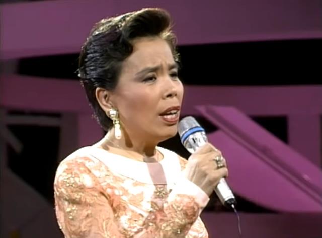 가수 이미자가 1992년 MBC ‘나의 인생 나의 노래’에 출연해 ‘동백 아가씨’를 부르고 있다. MBC 트로트 유튜브 캡처
