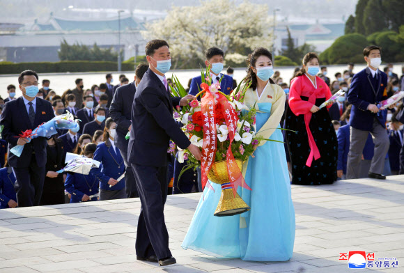 북한 제7차 4월의 봄 인민예술축전 참가자들이 지난 10일 평양 만수대 언덕의 김일성?김정일 동상에 헌화했다고 조선중앙통신이 11일 보도했다. 2022.4.11  평양 조선중앙통신·연합뉴스