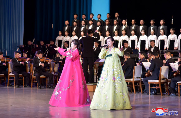 북한 김일성 주석의 생일인 태양절(4월15일)을 기념하는 ‘제7차 4월의 봄 인민예술축전’이 개막됐다고 조선중앙통신이 11일 보도했다. 개막식은 지난 10일 동평양대극장에서 진행됐다. 2022.4.11  평양 조선중앙통신·연합뉴스