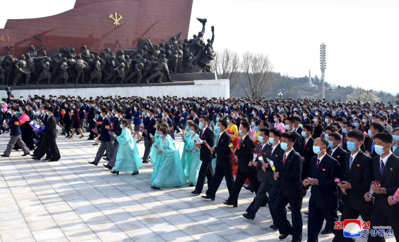북한 제7차 4월의 봄 인민예술축전 참가자들이 지난 10일 평양 만수대 언덕의 김일성?김정일 동상에 헌화했다고 조선중앙통신이 11일 보도했다. 2022.4.11  평양 조선중앙통신·연합뉴스