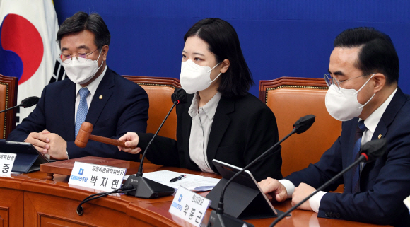 11일 국회에서 열린 더불어민주당 비상대책위원회의에서 박지현 공동비상대책위원장이 속개를 선언 하고 있다. 2022.04.11 정연호 기자