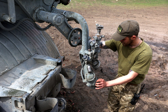 우크라이나 포병대원이 10일(현지시간) 돈바스 지역의 루간스크 인근에서 러시아군 진지를 향해 다연장로켓포 BM-21 ‘그라드’ 발사 준비를 하고 있다. AFP 연합뉴스