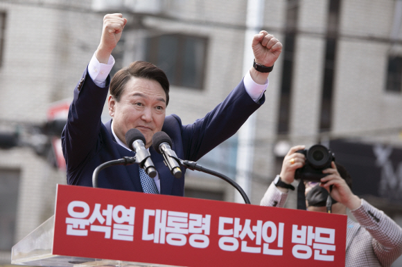 윤석열 대통령 당선인이 11일 오후 경북 상주시 상주중앙시장을?방문해 당선인을 맞이하러 나온 시민들에게 감사인사를 전하고  있다. 2022. 4. 11  정연호 기자