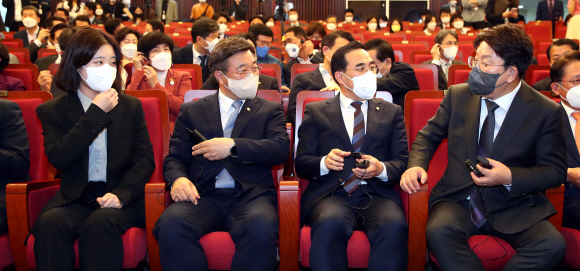 박지현, 윤호중 더불어민주당 공동비대위원장, 박홍근 원내대표와 권성동 국민의힘 원내대표가 11일 볼로디미르 젤렌스키 우크라이나 대통령 화상연설이 열린 영등포구 국회도서관 대강당에서 대화를 하고있다. 2022.4.11   정연호 기자