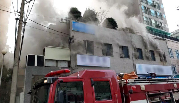 11일 오전 6시 33분쯤 서울 영등포구 영등포동 한 고시원 2층에서 화재가 발생해 소방대원이 진화작업을 벌이고 있다. 이날 불은 40여분 만에 큰 불길은 잡혔으나 건물에서 미처 빠져나오지 못한 시민 2명이 숨졌다.<br>연합뉴스