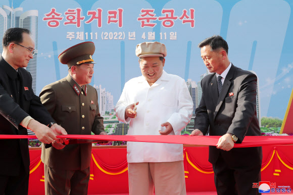 김정은, 평양 송화거리 준공식 참여…테이프 끊어