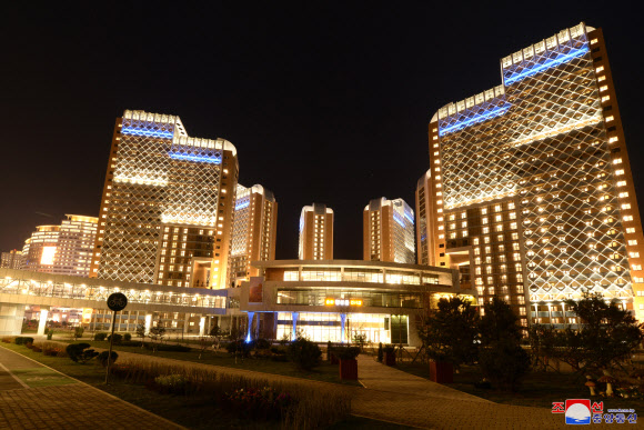 김정은, 평양 송화거리 준공식 참여…테이프 끊어