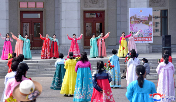 북한 김정은 국무위원장의 공식 집권 10년을 맞이하여 각지에서 다채로운 경축공연이 진행되고 주민들이 뜻깊게 경축했다고 조선중앙통신이 12일 보도했다. 2022.4.12  평양 조선중앙통신·연합뉴스