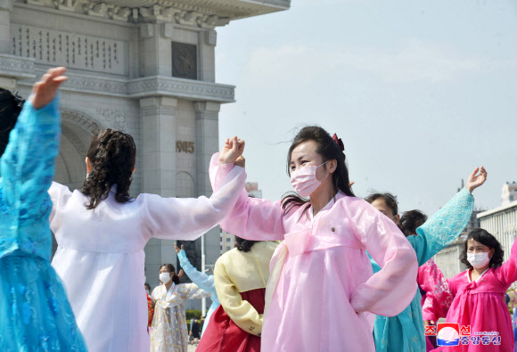 북한 김정은 국무위원장이 ‘당과 국가의 최고수위에 추대된 10돌’을 경축해 지난 11일 평양 개선문광장에서 여맹원들과 여맹원들의 무도회가 열렸다고 조선중앙통신이 12일 보도했다.2022.4.12  평양 조선중앙통신·연합뉴스