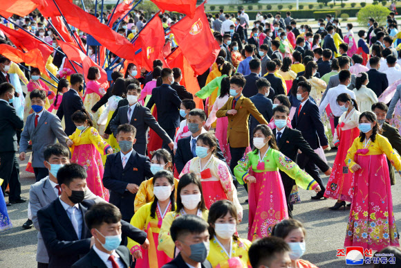 북한 김정은 국무위원장이 ‘당과 국가의 최고수위에 추대된 10돌’을 경축하는 평양시 청년학생들의 무도회가 지난 11일 개선문광장과 평양체육관 광장을 비롯한 평양의 무도회장들에서 열렸다고 조선중앙통신이 12일 보도했다. 2022.4.12  평양 조선중앙통신·연합뉴스