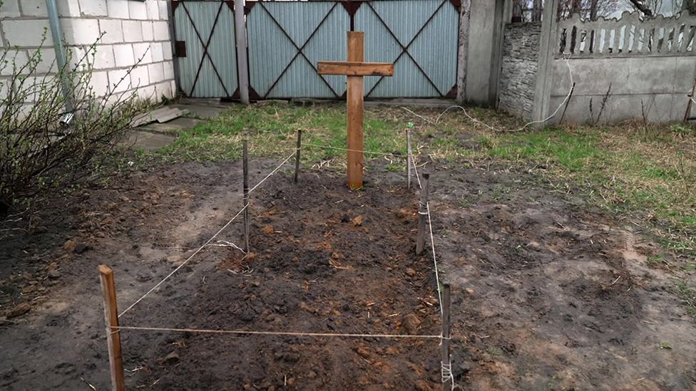 안나가 이웃과 함께 집의 뒷마당에 묻은 남편의 무덤.