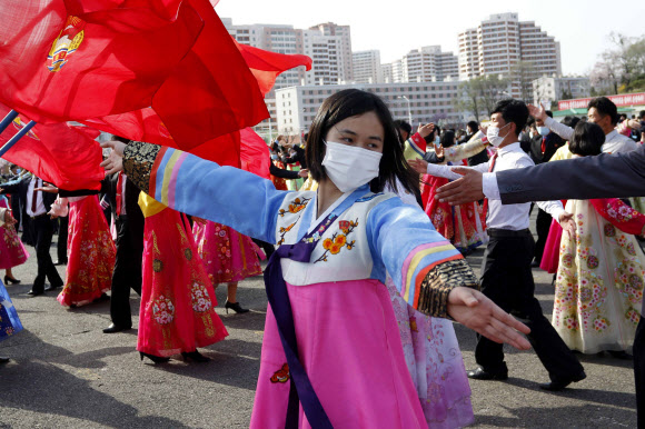 북한 김정은 국무위원장의 공식 집권 10년을 맞이해 지난 11일 평양 개선문광장에서 열린 무도회에서 청년학생들이 춤을 추고 있다. AFP 연합뉴스