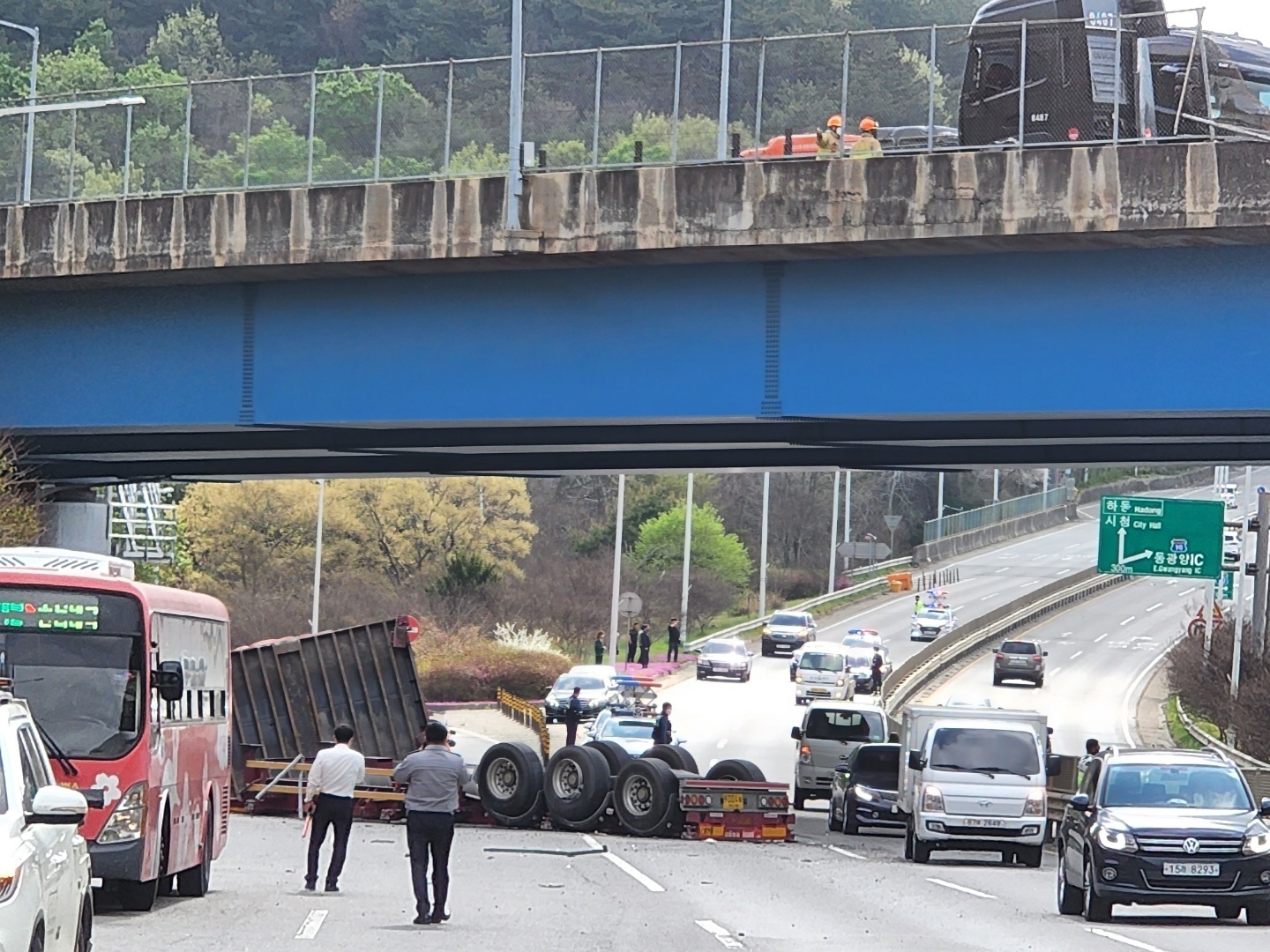 다리 위에서 떨어진 컨테이너 모습. 이 사고로 화물차 운전자 1명이 숨지고, 7명이 부상을 입었다. 