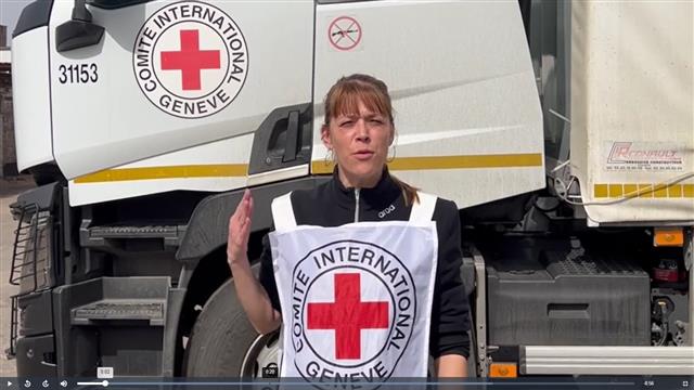 마리우폴 민간인 호송 작업을 하루 앞둔 지난달 31일(현지시간) 국제적십자위원회(ICRC) 호송차량 앞에서 상황을 설명하고 있는 루실 마르보 ICRC 대변인.  ICRC 제공