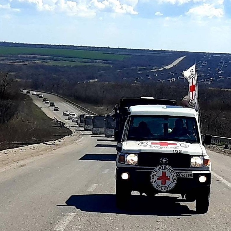 국제적십자위원회(ICRC)는 버스 7대를 이끌고 마리우폴 인근 지역에서 마리우폴 사람들의 탈출을 도왔다. 사진은 베르디얀스크를 떠나는 ICRC 버스와  개인차량 100여 대.<br>ICRC 제공